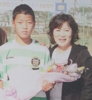 Hwang Won-kyung's wife and son, Hwang Hee-chan. 